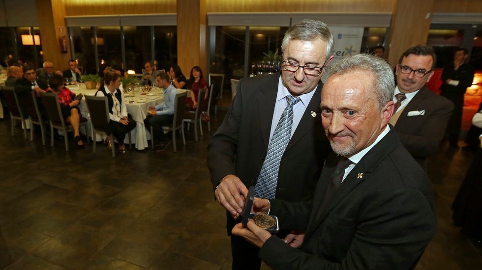 Homenaje al inspector jefe José Antonio Rilo en la cena benéfica de Renacer