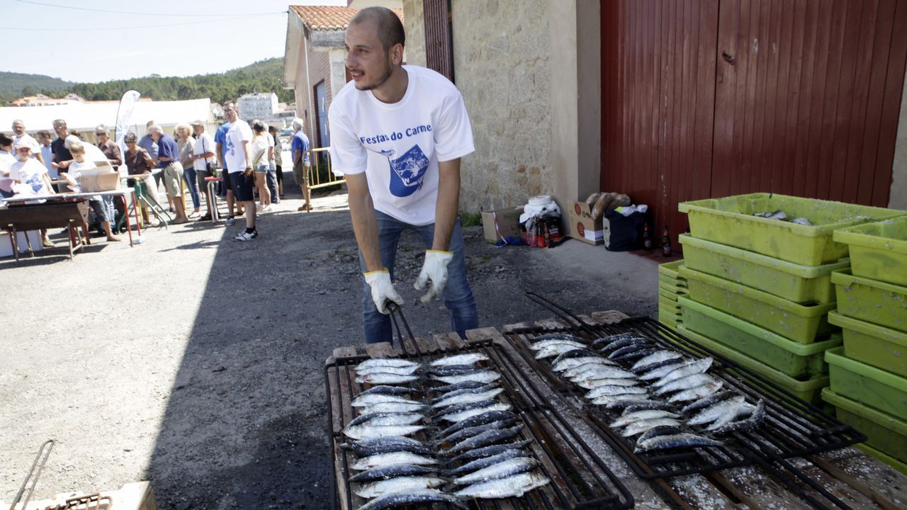 ¡Búscate en la sardiñada de las fiestas del Carmen de Portosín!.
