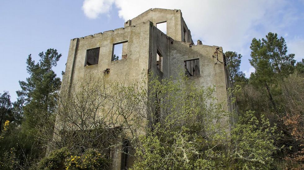 Antiguo edificio perteneciente a las minas de Freixo, en Monforte, que albergaba el lavadero y el cargadero de mineral