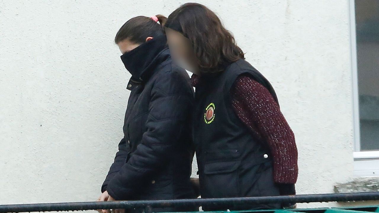 La mujer del detenido saliendo del cuartel de la Guardia Civil en Padrón