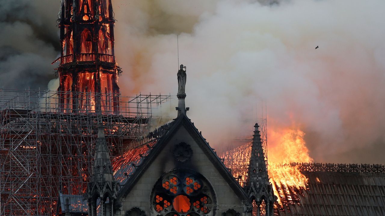 Unos bomberos dentro de la Catedral de Notre Dame