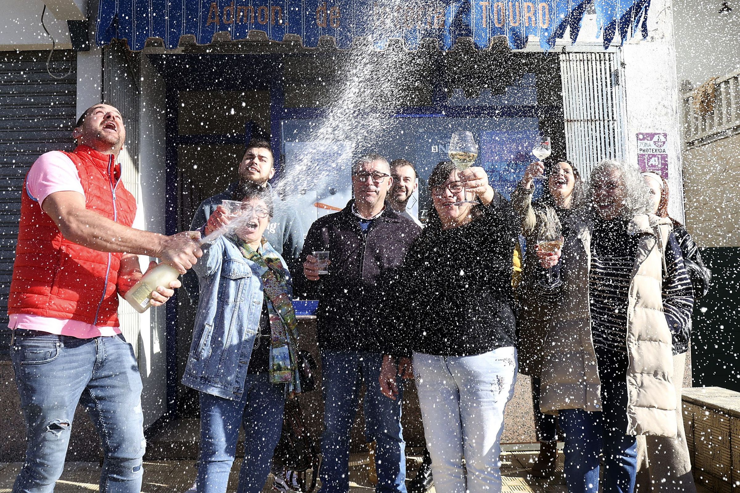 Celebraci�n do segundo premio da loter�a do Neno en Touro. 06/01/2025