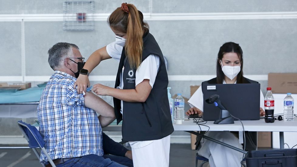 Vacunación masiva contra el Covid-19 con AstraZeneca para personas entre 60 y 65 años en el recinto ferial de Pontevedra