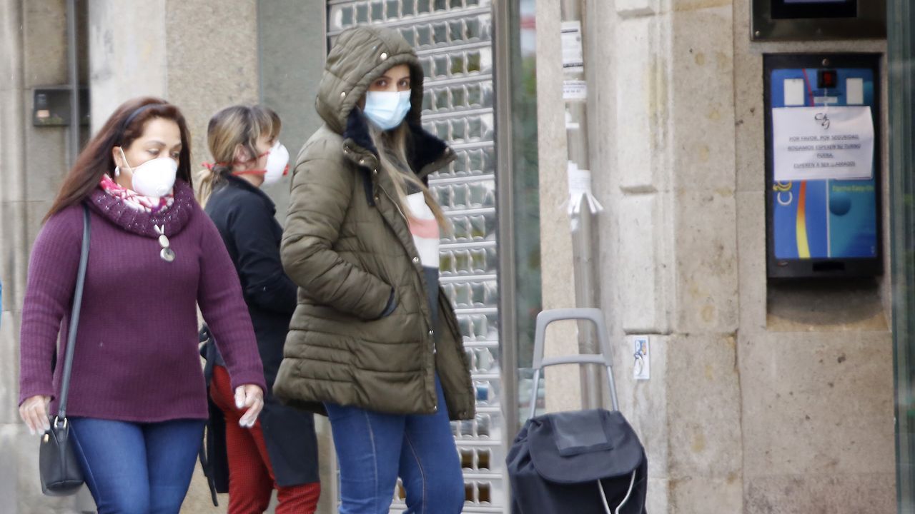 Con mascarillas por las calles de Vigo