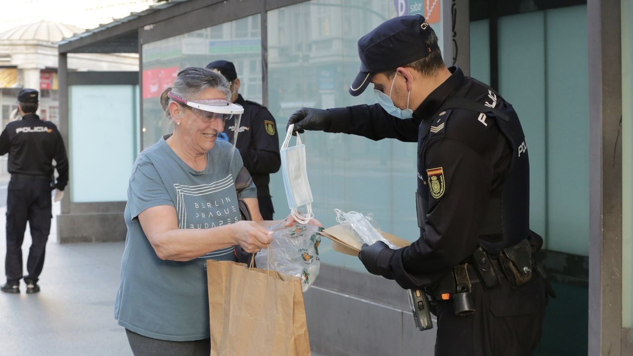 En A Coruña, como en otras ciudades, las Fuerzas y Cuerpos de seguridad estuvieron repartiendo mascarillas en el transporte público