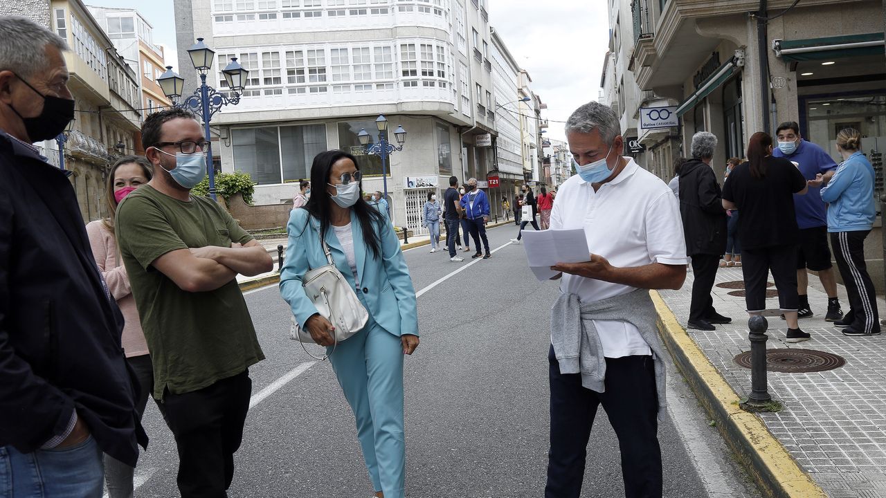 Protesta de los hosteleros por el cierre del municipio.Imagen de la protesta realizada en A Pobra el jueves
