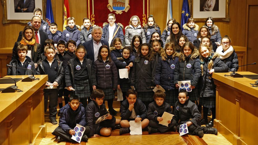 Paz Ourense .Los alumnos del colegio Miraflores celebraron el Día de la Paz en el salón de plenos del Pazo Provincial