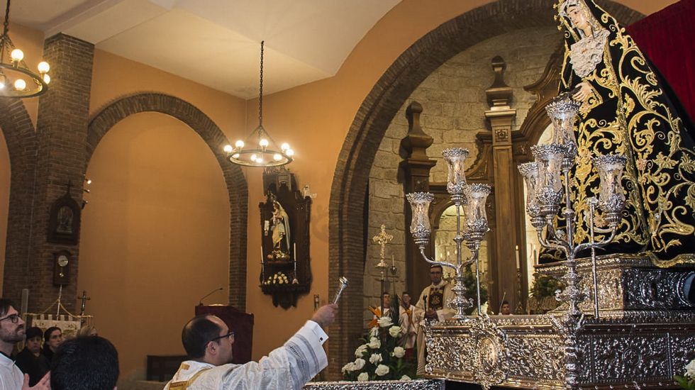 Viernes de Dolores en Vimianzo. Bendición de la nueva anda