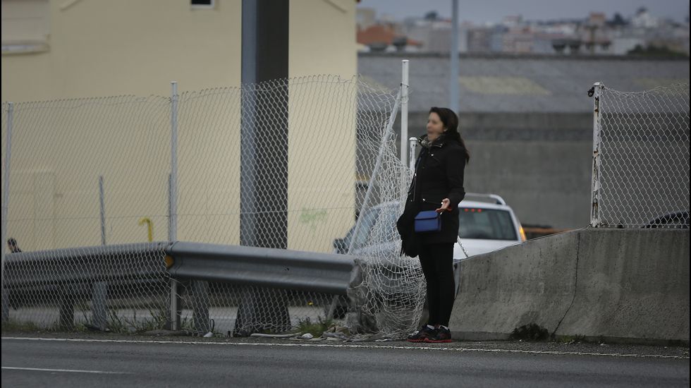 GENTE CRUZANDO LA MEDIANA DE LA CARRETERA BAÑOS DE ARTEIXO. ZONA DE MARINEDA CITY