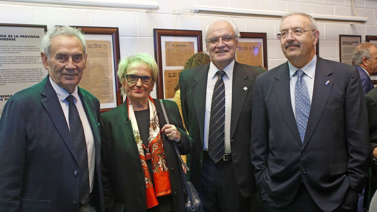 Flora Pérez, vicepresidenta de la Fundación Amancio ORtega y Pablo Isla, presidente de Inditex, junto a Santiago Rey, presidente y editor de La Voz .Camilo Nogueira con Carmen Colmeiro, el presidente de la Academia Galega, Víctor Freixanes y Ramón Villares, presidente del Consello da Cultura Galega
