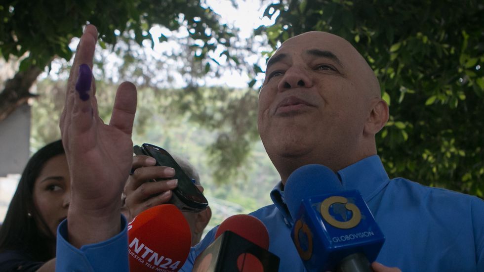 La esposa de Leopoldo López, Lilian Tintori, votando en Caracas.