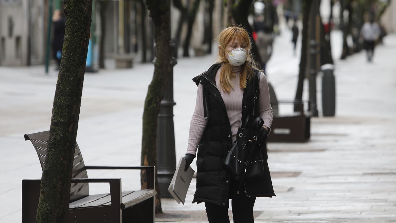 Con mascarillas por la calle del Paseo de la capital ourensana