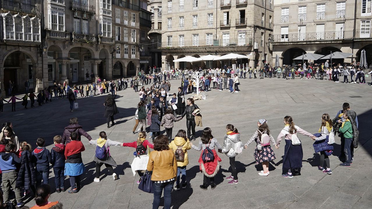 Dá da Poesía en Ourense con casi 400 alumnos en la Praza Maior y las escalinatas de Santa María Nai