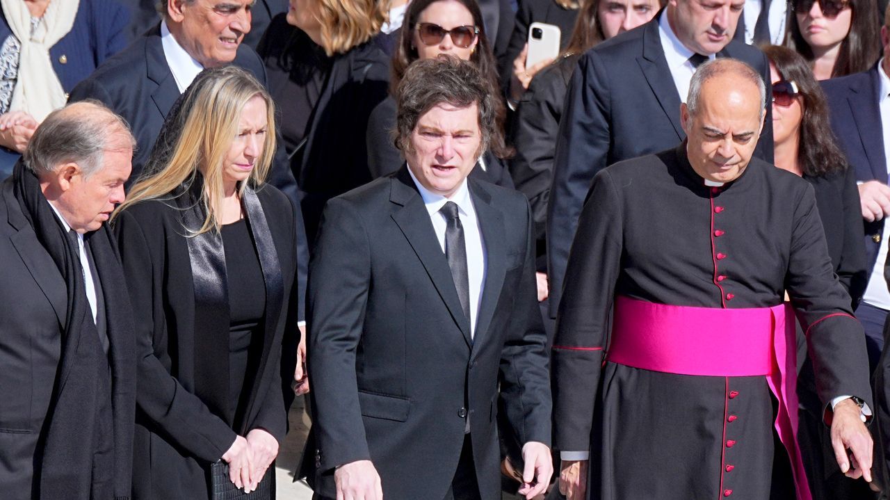 El presidente de Argentina, Javier Milei, a su llegada al funeral. 