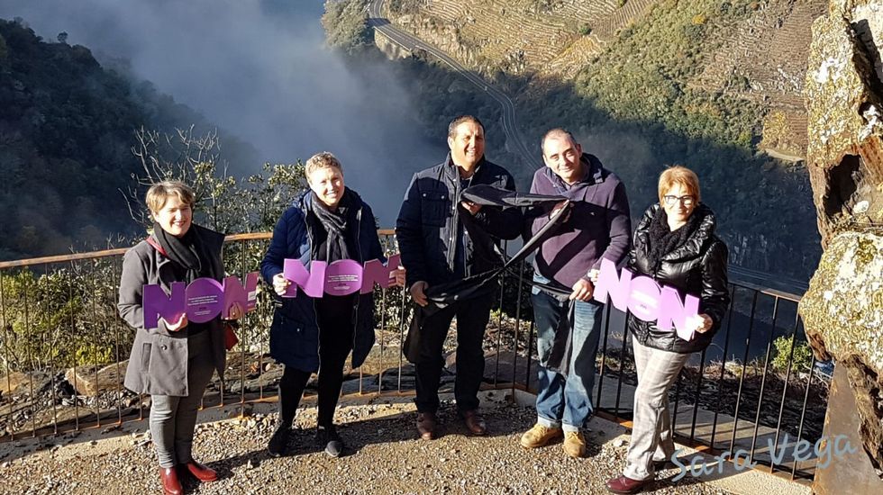 25n.En Castro Caldelas hubo una andaina por la ruta de los miradores de Matacás y una concentración en la plaza