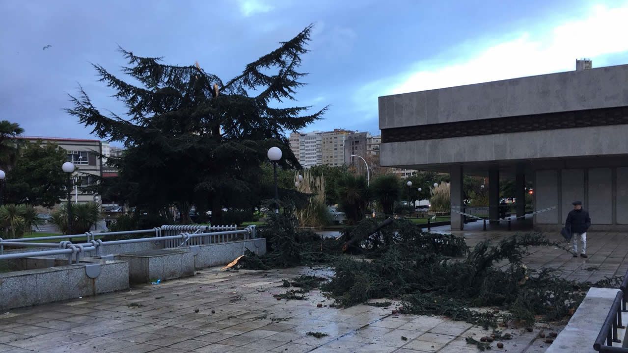 .En Cuatro Caminos también hubo destrozos