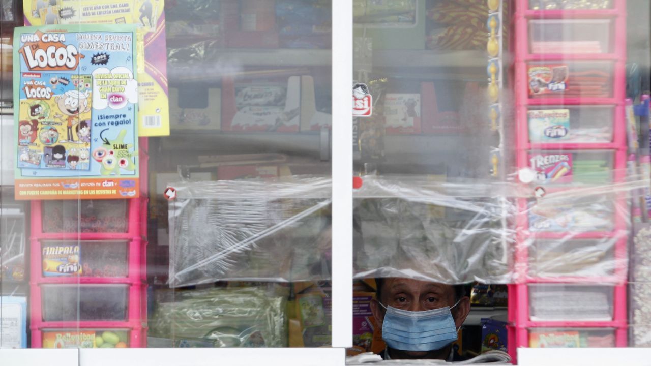 En Monforte también pasean con mascarillas