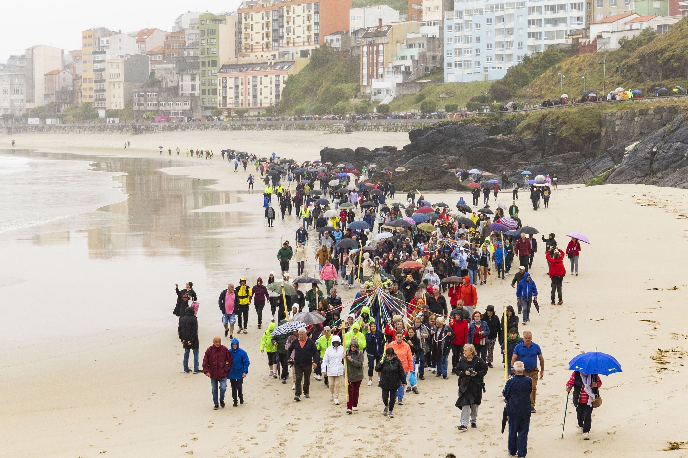 A romera de Santo Hadrin de Malpica atravesando a praia de Area Maior. 16/06/2024