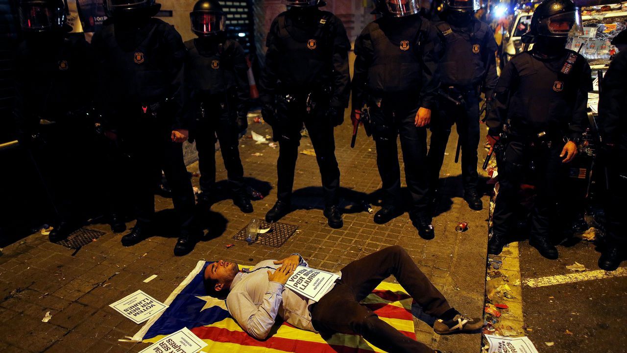 Estado en el que han quedado los coches de la Guardia Civil