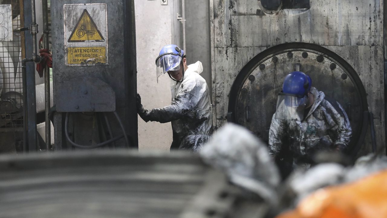 Vista de la l�nea de galvanizado de ArcelorMittal en Avil�s (Asturias). ARCHIVO