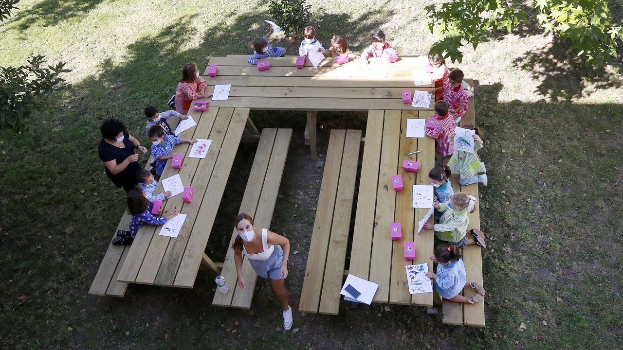Pancarta de protesta contra la situación organizativa en los colegios en un centro de Arousa