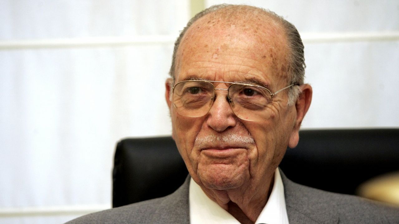 Emilio Pérez Touriño saluda, como presidente de la Xunta, a Fernández Albor
