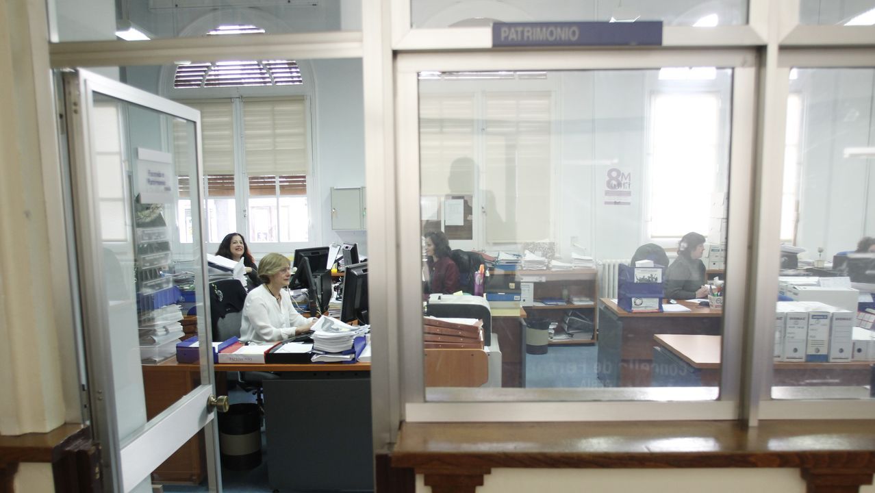 Pocos trabajadores en el Concello de Ferrol. Solo se atienden casos urgentes