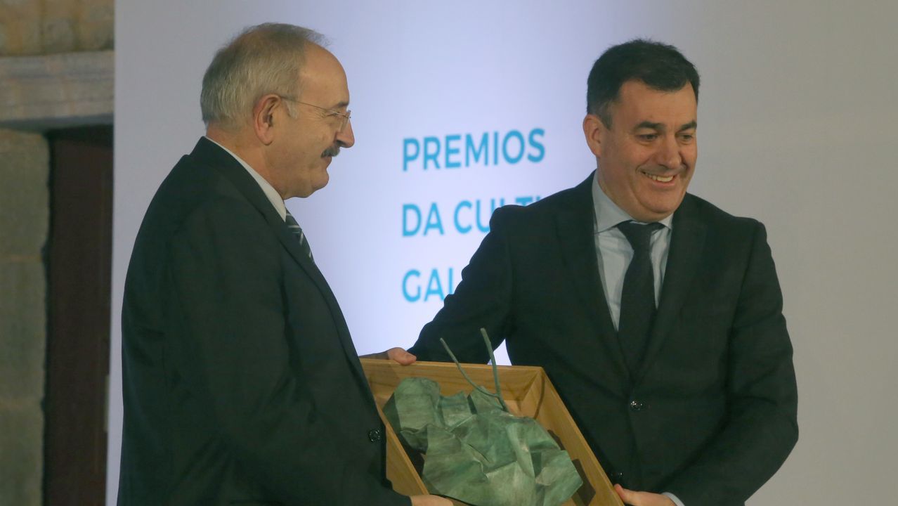 Ramón Villares recolle o premio de mans do conselleiro Román Rodríguez
