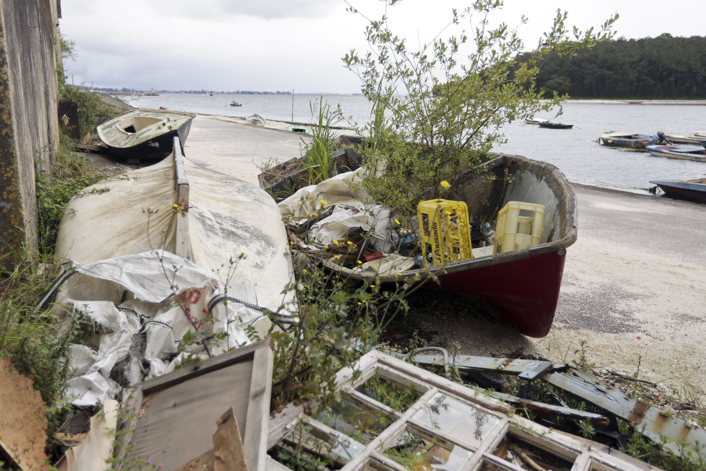 Lixo e gamelas abandoadas no entorno da illa de Cortegada de Carril. 21/05/2024