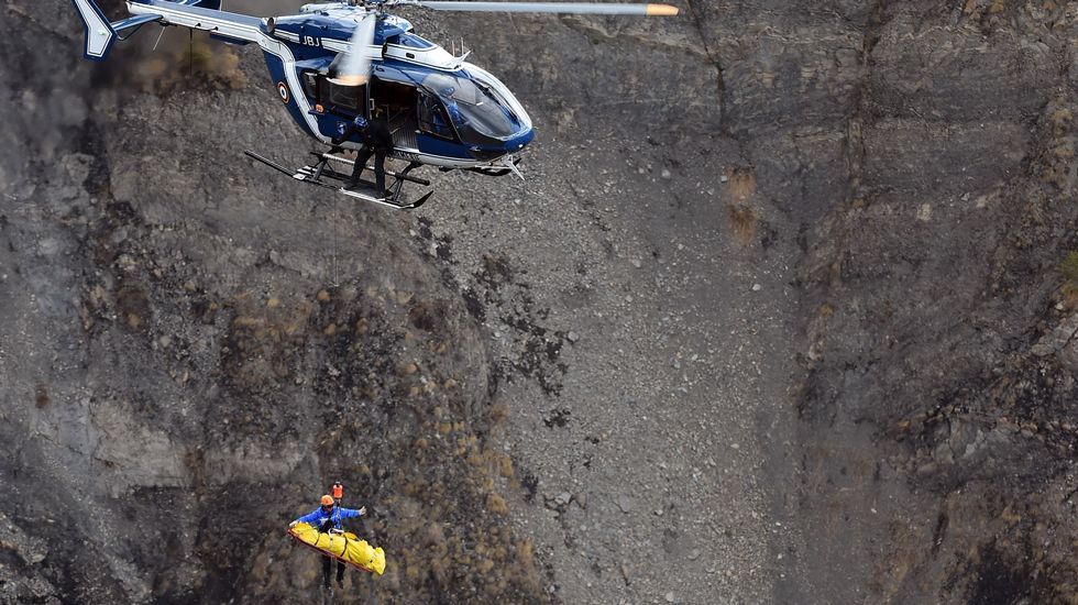 Un helicóptero transporta a un miembro del operativo a la zona del impacto.