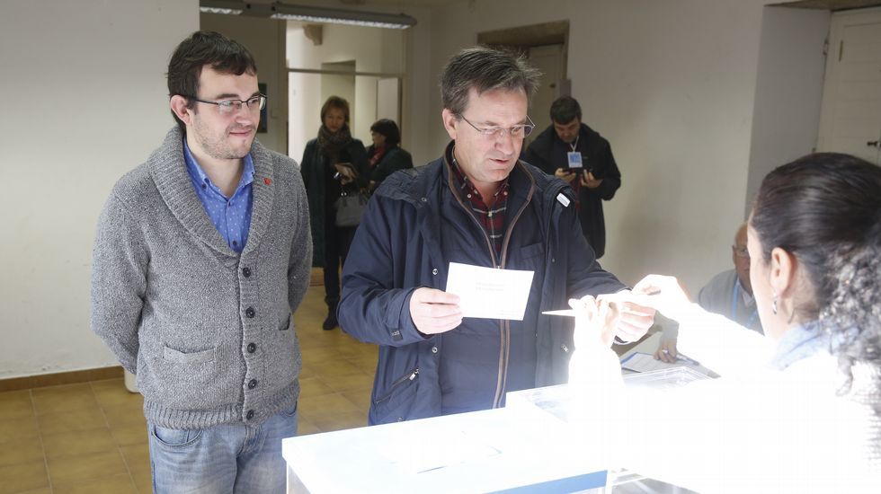 Xavier Vence, votando en Santiago.