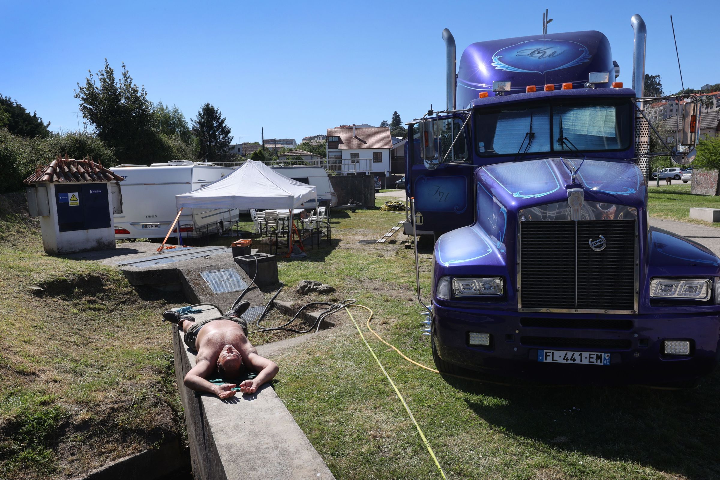 Hora de descanso nas labores de montaxe da carpa en Poio con dinosaurios animatr�nicos. 18/0472024