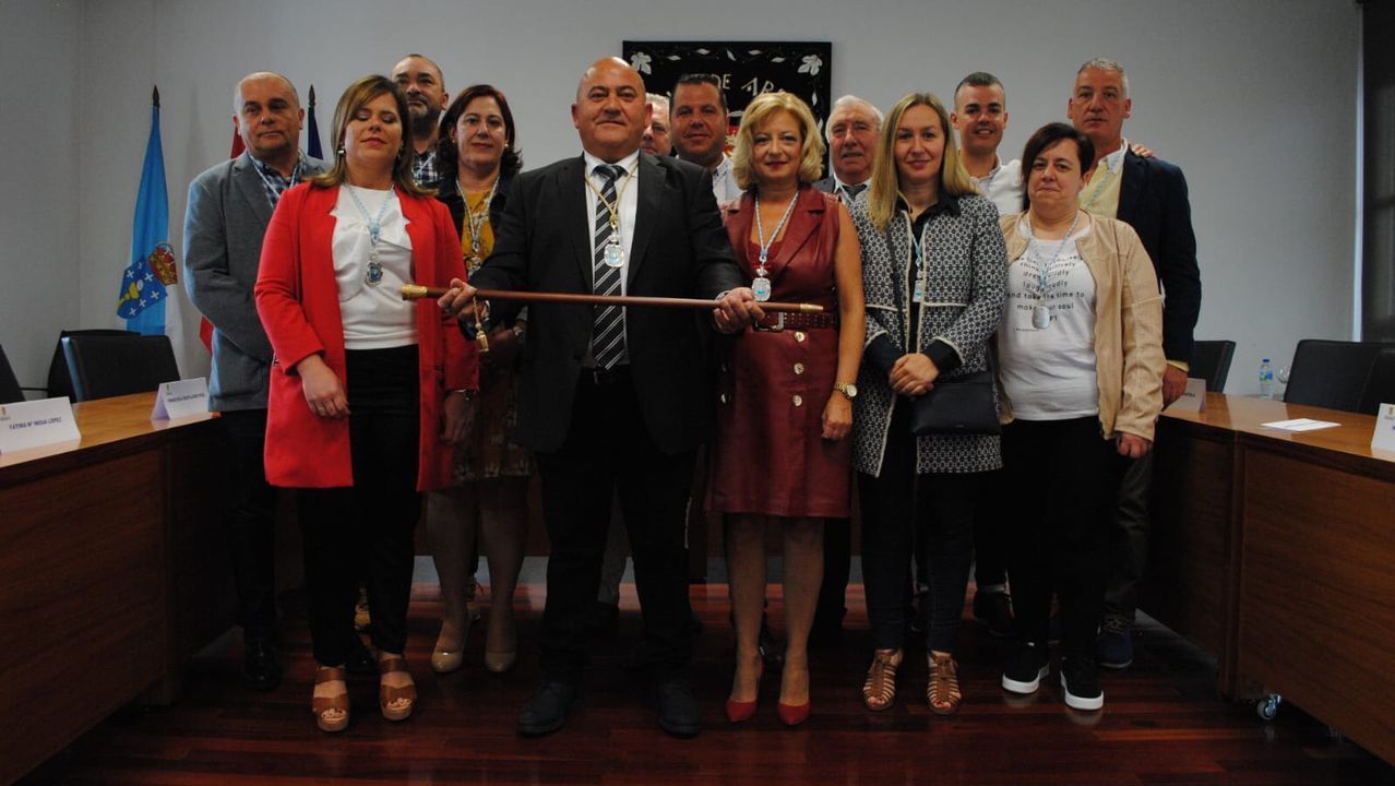 Cambre.José Antonio Santiso, alcalde de Abegondo con mayoría absoluta del PP, muestra el bastón de mando acompañado por toda la corporación