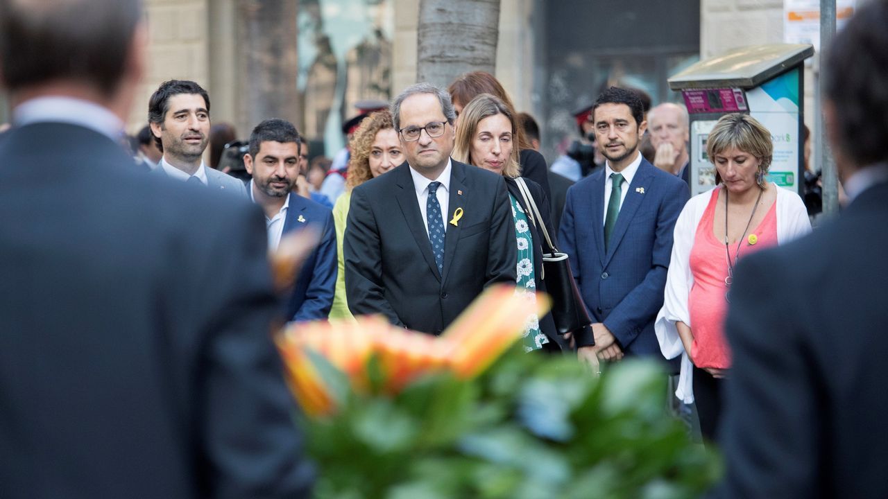 .Ofrenda floral del Gobierno de Cataluña en el monumento de Rafael Casanova en Barcelona. En la imagen, entre otros, Quim Torra.