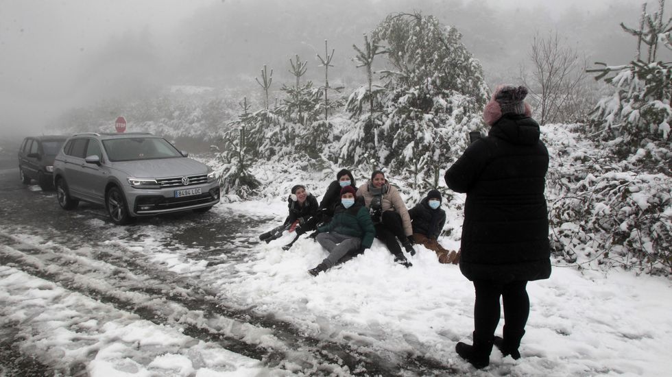 Una familia de Monforte se saca una foto en la nieve que cubría este miércoles el Alto do Boi