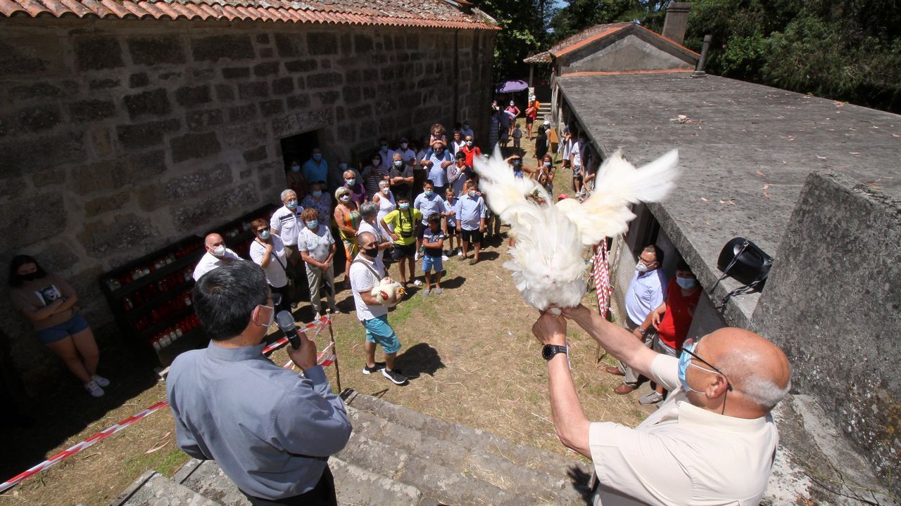 MISA EN SAN BENITO DE SERANS CON LA SUBASTA DE GALLOS