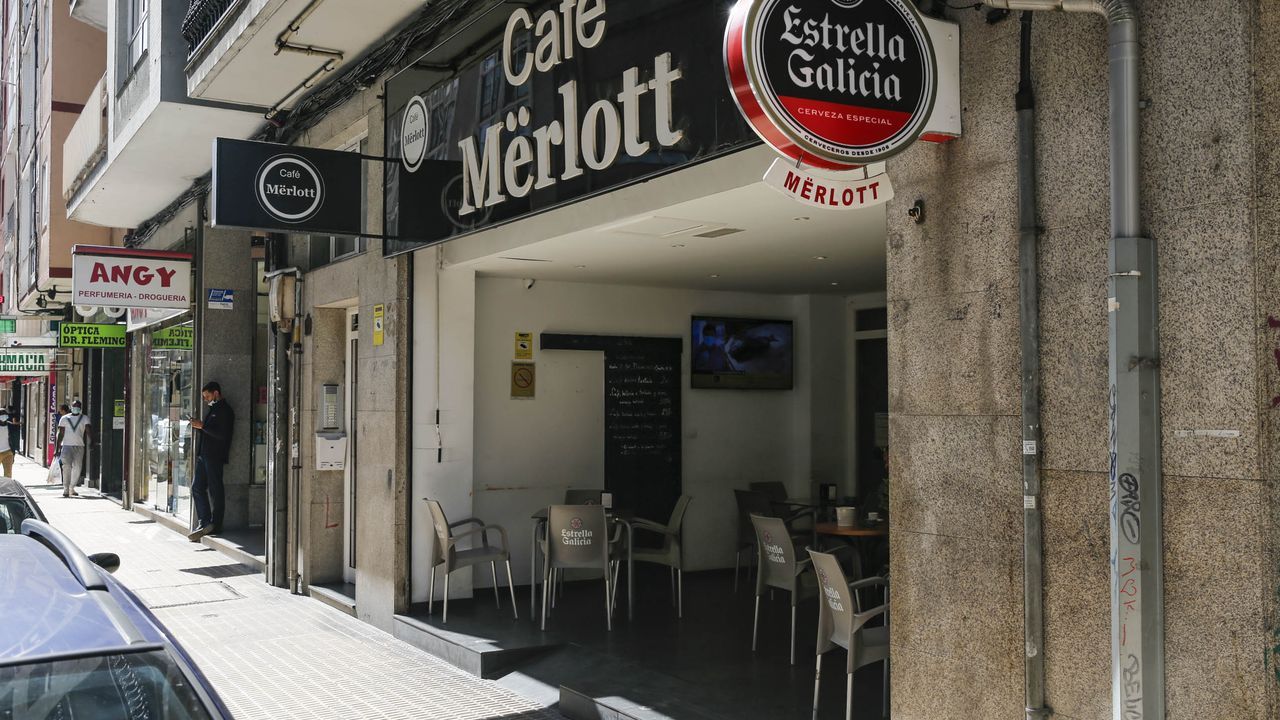 Único café abierto en la calle Doctor Fleming