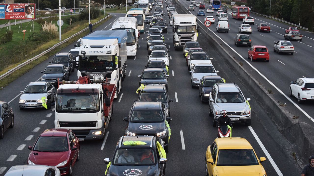La caravana de protesta, entrando en Alfonso Molina, poco después de las 19.20 horas