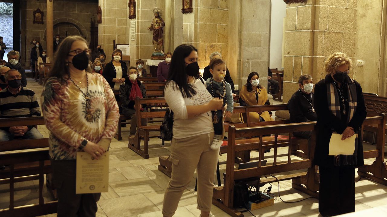 Imposición de medallas a tres nuevos cofrades en la iglesia de Santa María A Antiga do Caramiñal