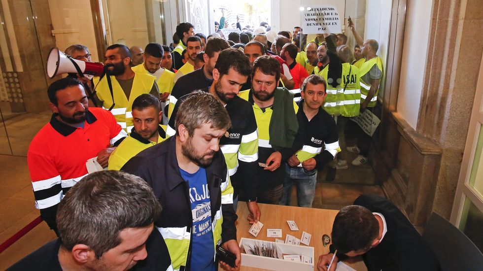 Protesta de trabajadores de Ence en la Diputación de Pontevedra