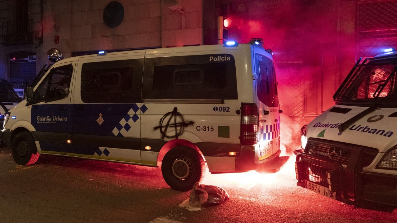 Los manifestantes intentaron quemar un furgón policial con agentes dentro