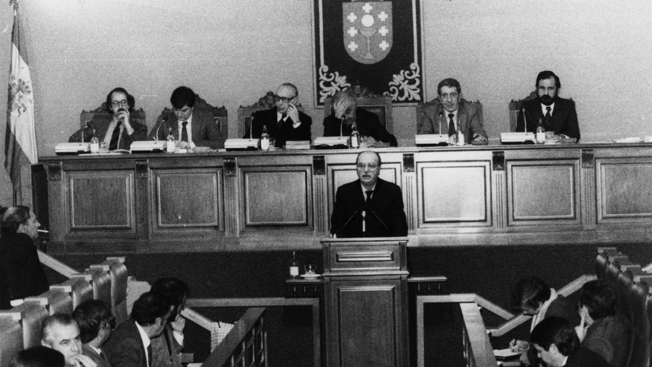 Fernandez Albor interviene en un pleno del Parlamento en 1983