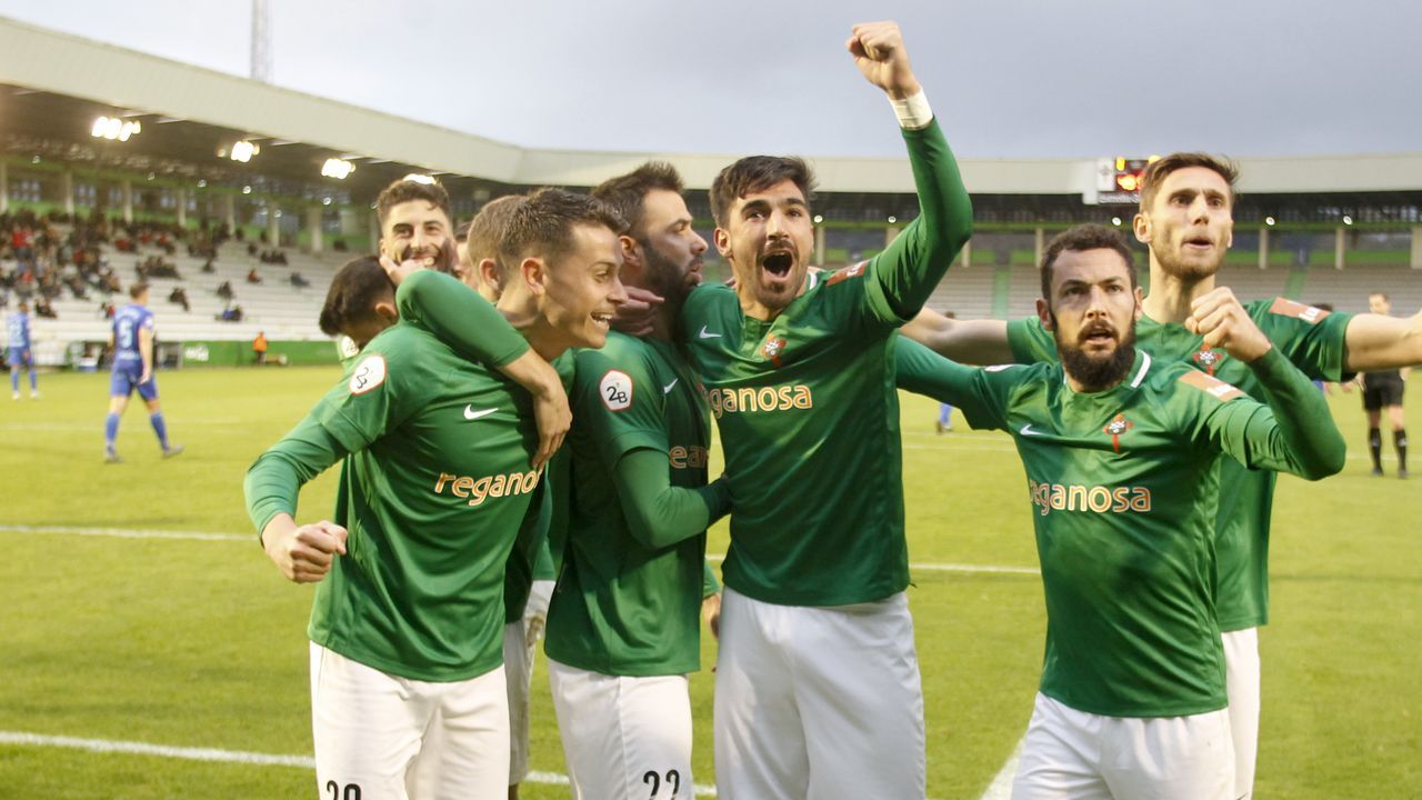 Raúl Prado disputa un balón ante el Racing de Ferrol