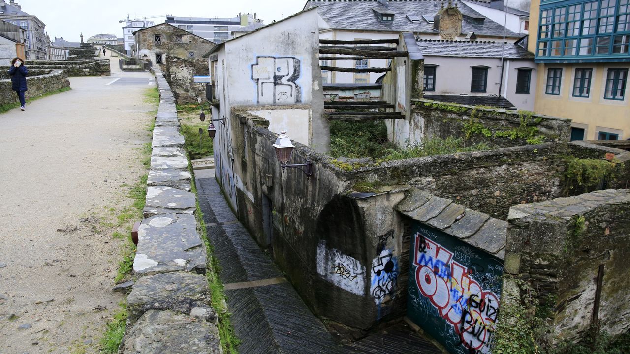Viviendas en ruinas en la Rolda da Muralla