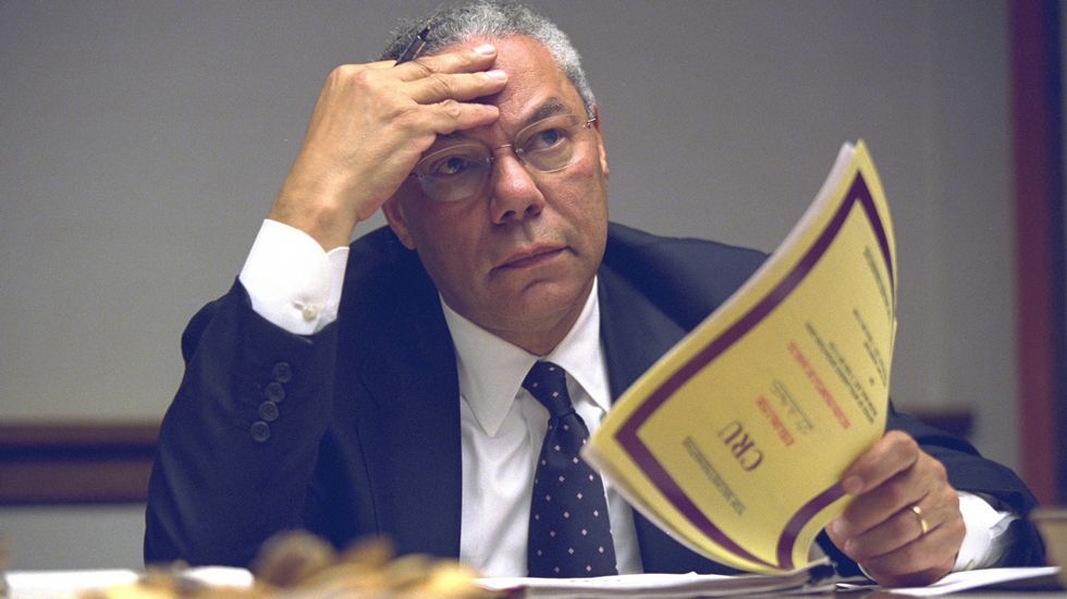 Secretario de Estado de Estados Unidos, Colin Powell, en el centro de operaciones de emergencia en Washington en las horas siguientes al atentado del 11-S