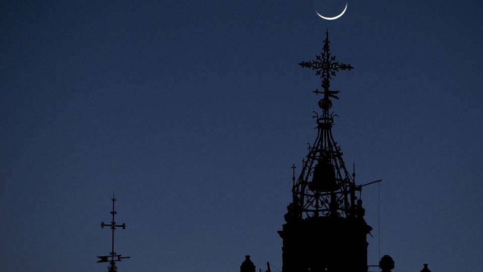 .Turismos estacionados en la plaza de Bretaña que llevan tanto tiempo parados que ya crían hierva.