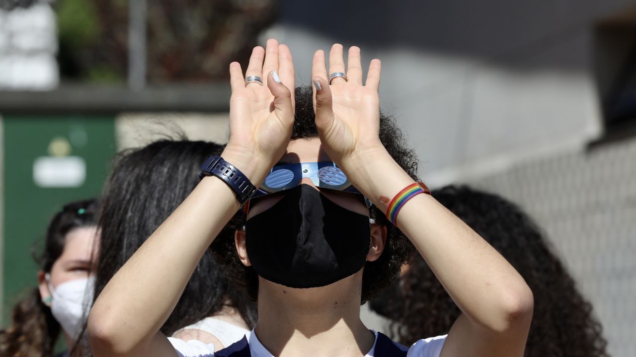 Alumnos del IES de Sar de Santiago contemplan el eclipe