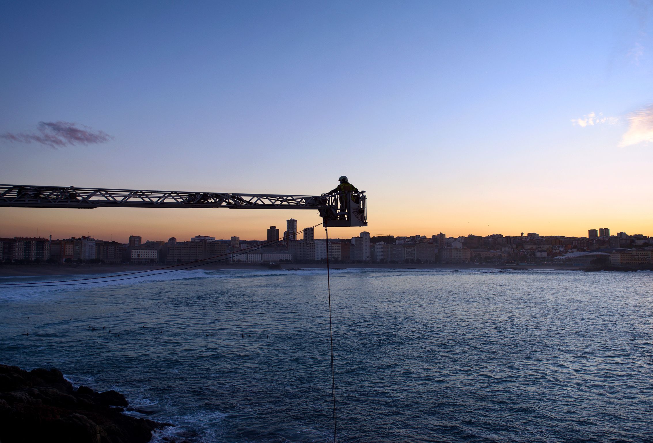 Bombeiro durante o  rescate de un home no Paseo Martimo de A Corua. 13/12/2021