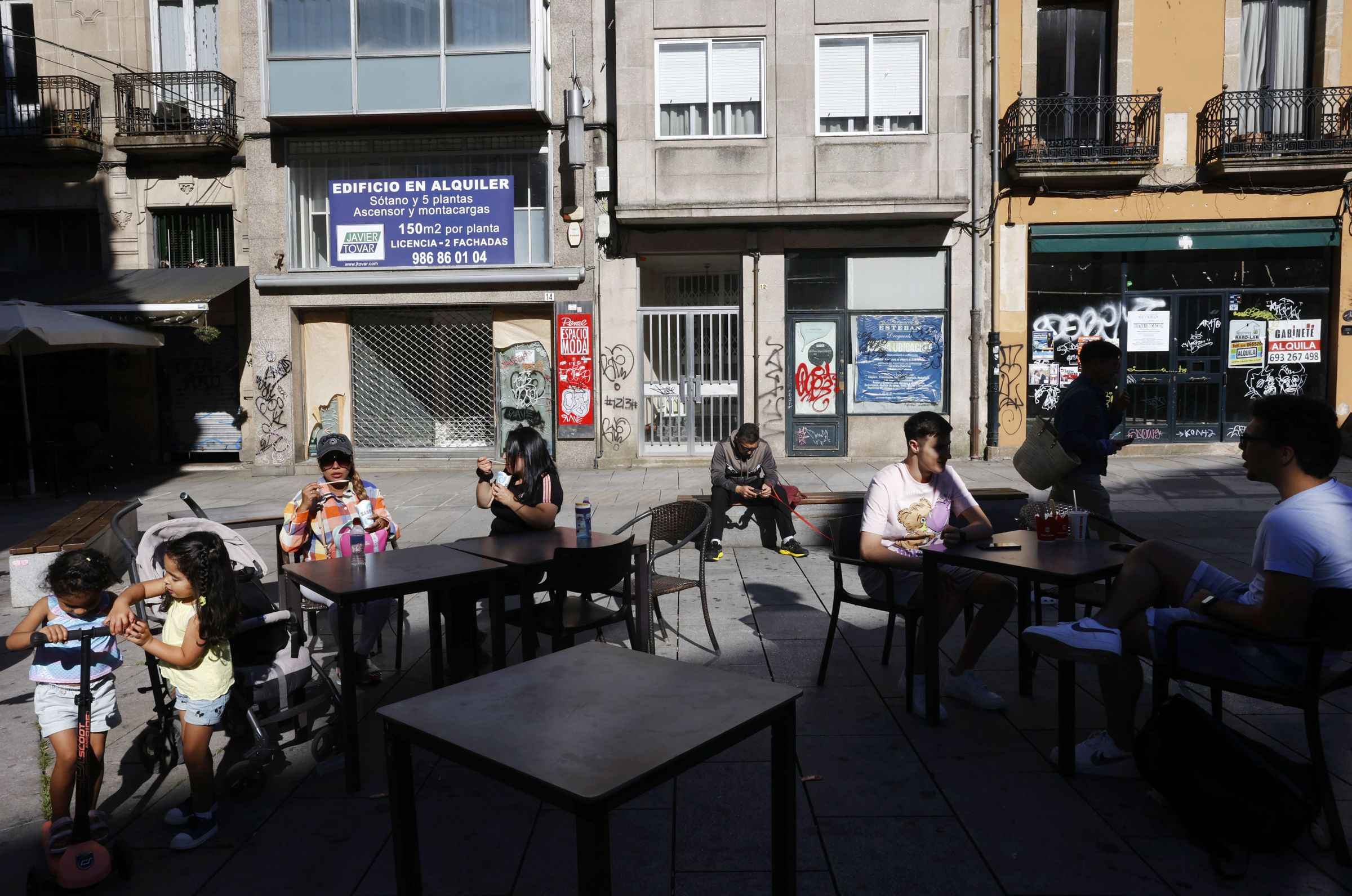 Ambiente de ra na praza Curros Enrquez de Pontevedra. 21/06/2024