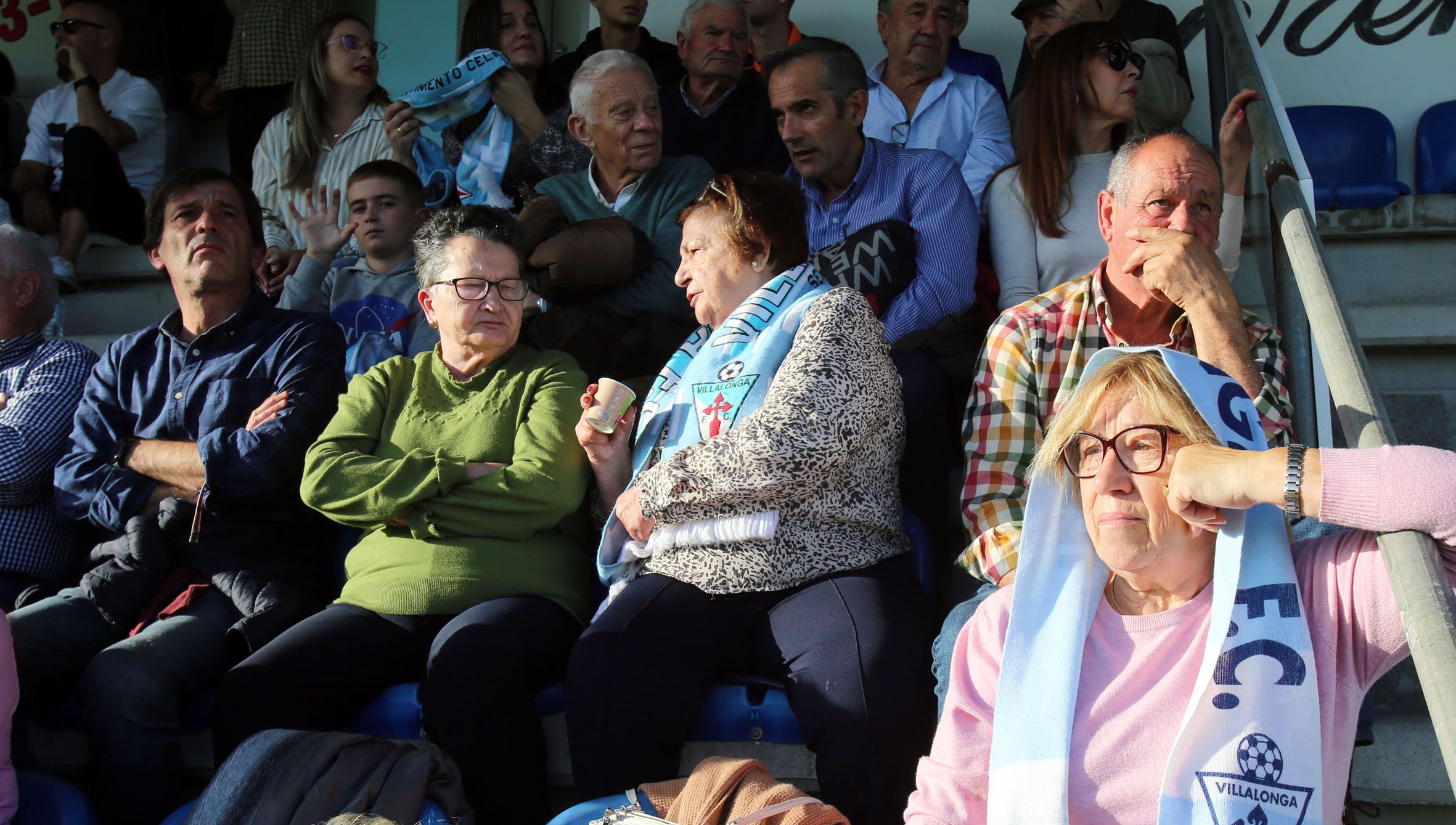 Protexndose do sol durante o derbi entre o Vilalonga e o Arousa. 17/11/2024